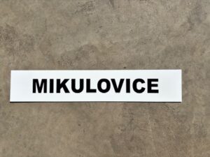 Cedule s názvem zastávky.